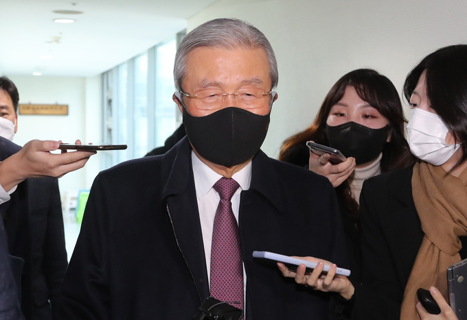 김종인 전 국민의힘 비대위원장이 25일 오전 서울 종로구 자신의 사무실을 찾은 임태희 전 대통령 비서실장을 면담한 뒤 사무실을 나서고 있다. (사진=연합뉴스)