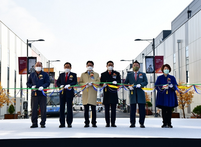 파주 통일동산 지구 내 CJ ENM 스튜디오 센터 개관식에서 내빈들이 개관테잎을 절단하고 있다. (사진=파주시 제공)