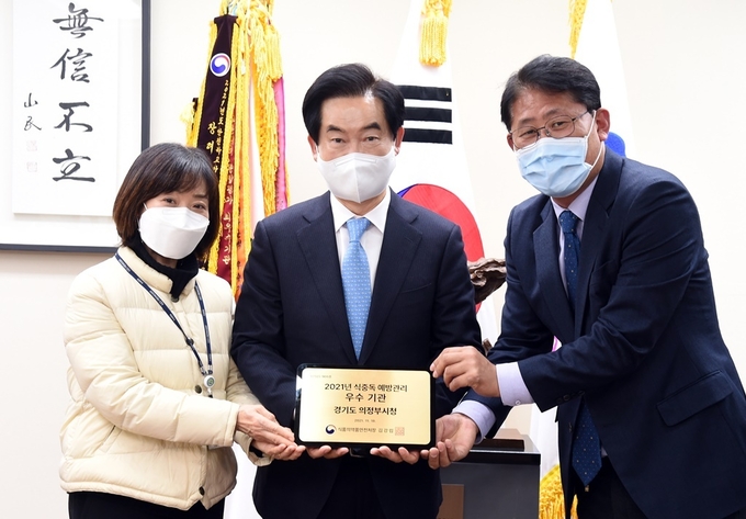 안병용 시장(사진 가운데)와 관계직원들이 상패를 들어보이고 있다. (사진=의정부시 제공)