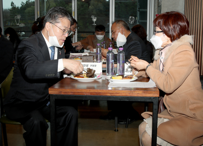 홍인성 중구청장이 시그니처빵 시식회에 참석해 빵을 먹고 있다. ( 사진 = 중구 제공 )