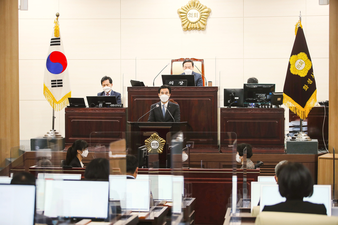 서철모 화성시장이 25일 화성시의회 본회의에서 2022년도 예산안 시정연설을 하고 있다. (사진=화성시의회 제공)
