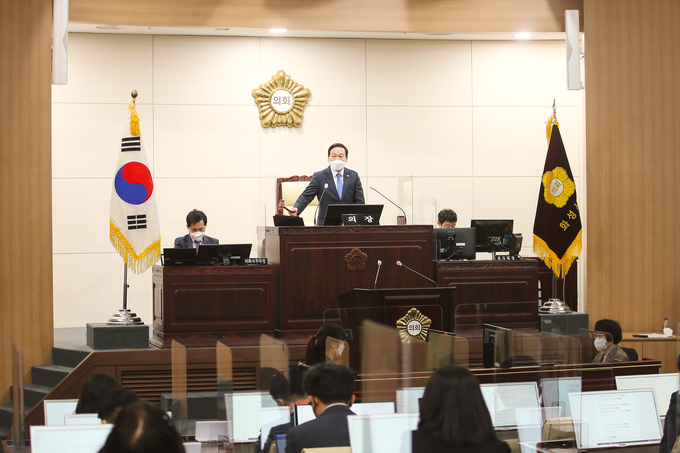 원유민 화성시의회 의장이 제1차 본회의를 열고 22일간의 제207회 제2차 정례회의를 시작햇다. (사진=화성시의회 제공)