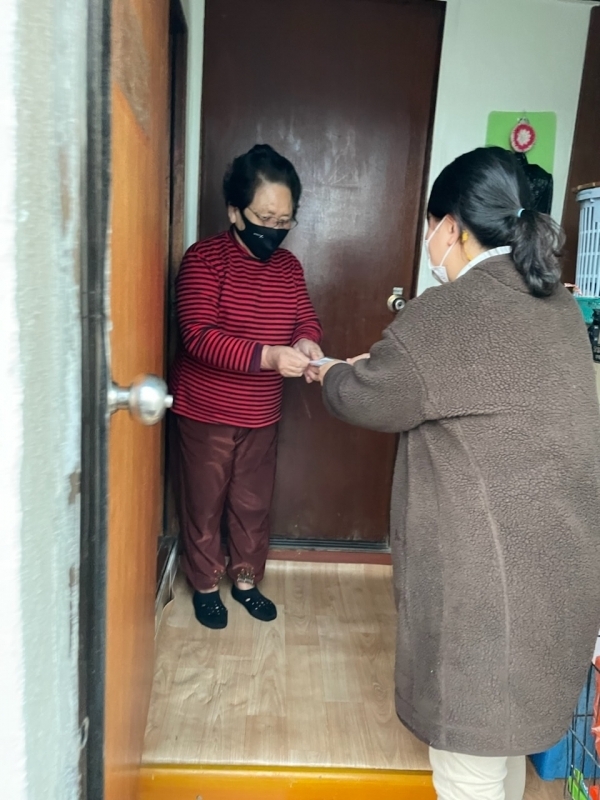 조봉안 신서면 주민자치위원장이 지난 24일 신서면 행저복지센터를 방문해 겨울철 난방 취약계층을 위해 100만 원 상당의 난방유(등유) 쿠폰을 전달했다. (사진=연천군 제공)
