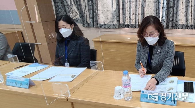 이윤진 장학사(왼쪽)와 김현미 장학사(오른쪽) (사진=문석완 기자)
