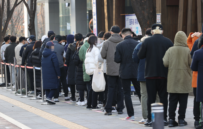  25일 오전 서울 송파구보건소 선별진료소에서 시민들이 신종 코로나바이러스 감염증 검사를 받기 위해 대기하고 있다. 중앙방역대책본부는 이날 0시 기준으로 신규 확진자가 3천938명 늘어 누적 확진자 수가 42만9천2명이라고 밝혔다. 위중증 환자 수는 600명을 넘으면서 코로나19 유행 이후 최다 수치로 집계됐고, 사망자는 39명으로 4차 유행 이후 가장 많았다. (사진=연합뉴스)