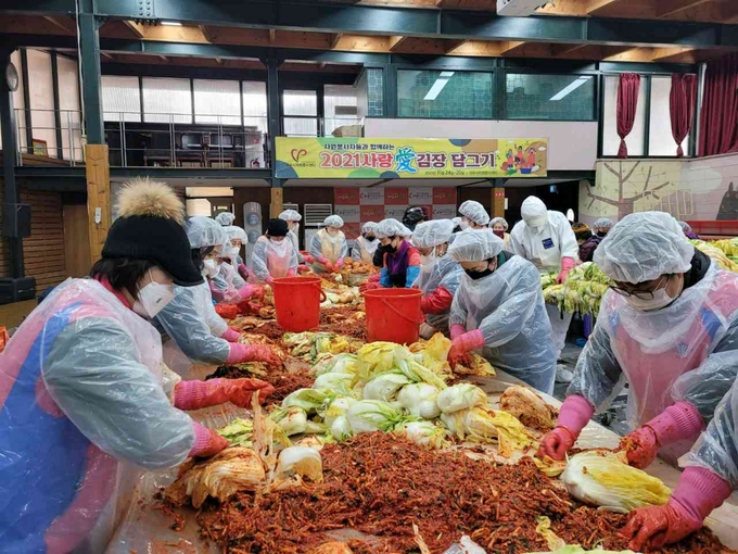 파주시자원봉사센터 회원들이 이웃에 나누어 줄 김장을 담그고 있다. (사진=파주시 제공)