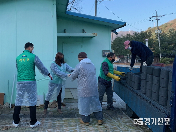 신북면 새마을남녀지도자회 회원들이 연탄 봉사를 하고 있다. (사진=포천시 제공)