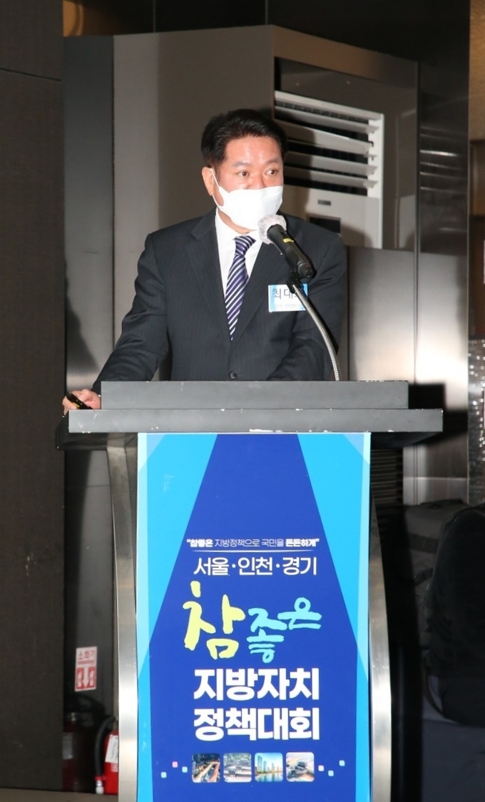 최대호 안양시장이 청소년 지방 자치 정택 대회에서 청년이 찿아오는 안양을 주재로 청소년 정책을 발표하고 있다.(사진= 안양시 제공)