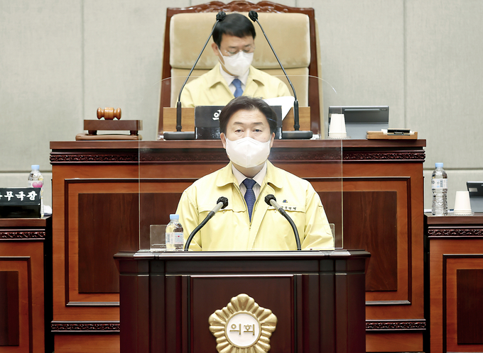 제293회 시흥시의회 제2차 정례회_임병택 시흥시장 시정연설에서 시흥의 미래는 교육으로 열어가겠다”며 교육을 주축으로 한 미래 성장 비전을 밝혔다. (사진=시흥시 제공)