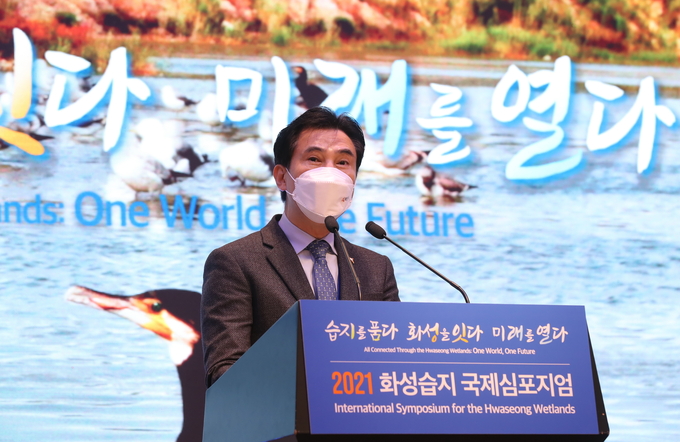 서철모 화성시장이 관내 푸르미르호텔에서 열린 국제 심포지엄에 참석해 기조연설을 하고 있다. (사진=화성시 제공)<br>