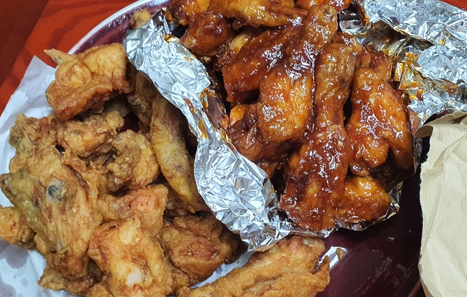 후라이드 반 양념 반 치킨. (사진=연합뉴스)