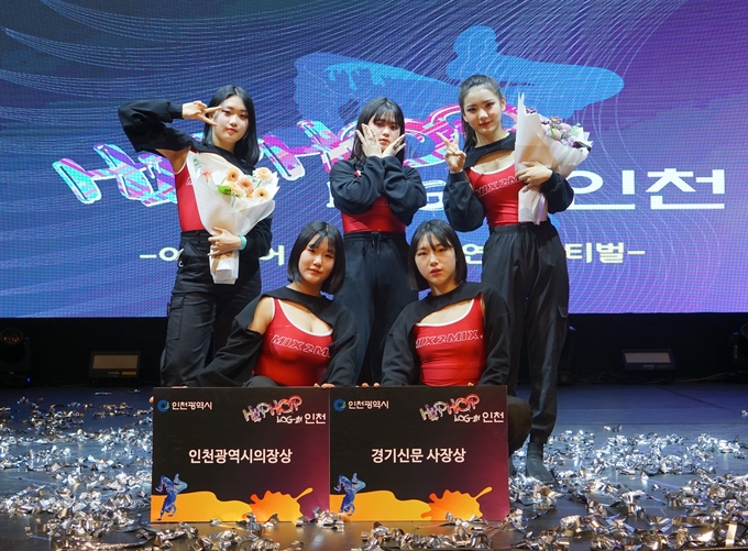 인천시의회 의장상과 인기상을 수상한 프리스트 크루. ( 사진 = 오인영 작가 제공 )