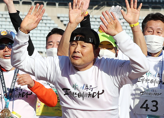  '국민 마라토너' 이봉주가 28일 경기도 부천시 부천종합운동장에서 열린 '이봉주 쾌유 기원 마라톤'에서 목표 코스를 완주, 피니시 라인을 통과하고 있다. 이봉주는 근육긴장 이상증을 앓아 수술받았지만 걸을 때 허리를 펼 수 없는 상태다. (사진=연합뉴스)