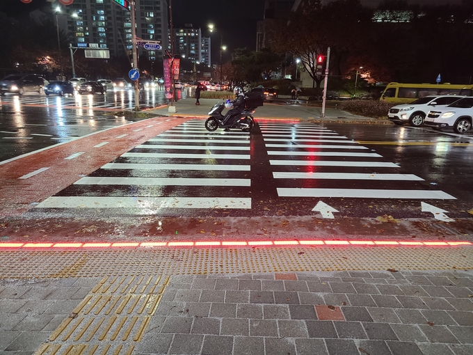 군포시가 중앙공원 사거리 등 교통사고가 빈번하게 발생하는 장소와 어린이보호구역에 바닥신호등 및 활주로형 유도등을 설치했다. (사진=군포시 제공) 
