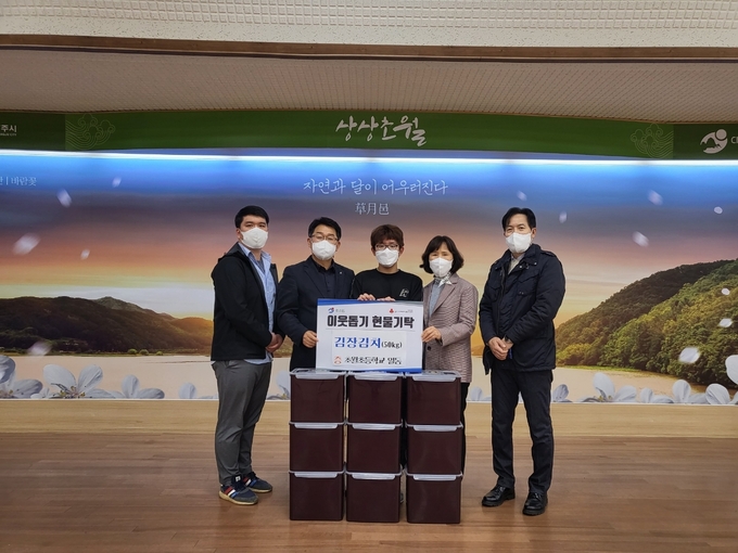 광주시 초월초등학교 학생들과 교사들이 직접 손으로 담근 김장김치를 어려운 이웃에게 전달해 달라며 초월읍 행정복지센터를 방문,구정서 읍장에게 전달하고 있다. (사진=광주시 제공)