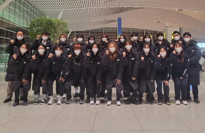 지난 23일 한국 여자핸드볼 대표팀이 12월 스페인에서 열리는 세계선수권대회 출전을 위해 출국하기 전 기념 촬영하고 있다. (사진=연합뉴스)