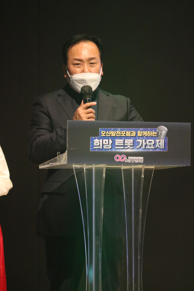행사를 주관한 오산발전포럼 이권재의장이 축사를 전하고 있다.(사진=오산발전포럼 제공)