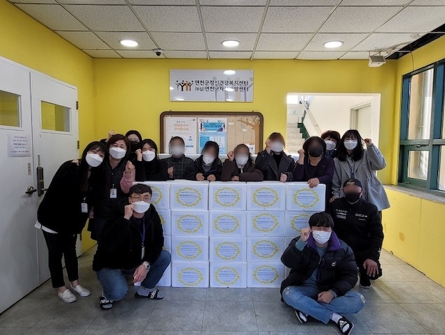 연천군정신건강복지센터가 민들레봉사단원들과 함께 김장나눔 행사를 진행했다. 지난 25일 행사에서 마련된 김장은 지역 내 복지사각지대 취약계층 가구에 전달됐다. (사진=연천군 제공)