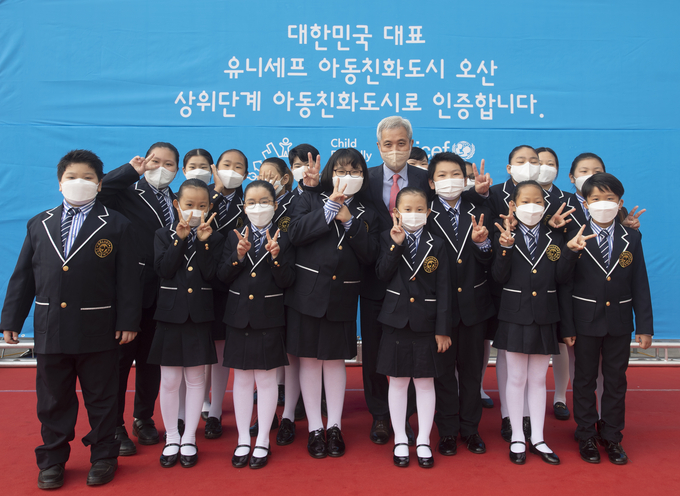 유니세프 아동친화도시 상위단계 인증 현판 제막식(사진=어린이 의원들과 곽상욱 오산시장이 함께 기념촬영을 하고 있다. (사진=오산시 제공)