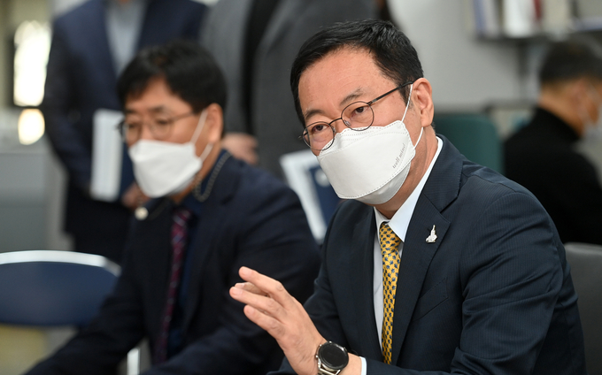 박남춘 인천시장 29일 시청 기자실에서 2025년 건설폐기물 수도권매립지 반입 금지와 관련한 기자간담회를 하고 있다. ( 사진 = 인천시 제공 )