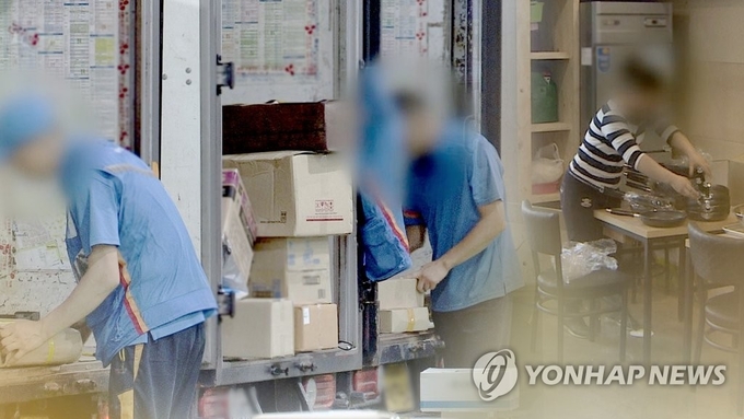 한국노동사회연구소가 28일 '비정규직 규모와 실태'를 주제로 보고서를 발표했다. 코로나19 장기화가 이어지면서 불확실성에 놓인 기업들이 비정규직 노동자 사용을 늘리면서 1년 새 53만명이 증가했다. (사진=연합뉴스 제공)