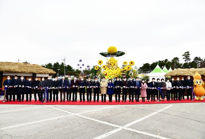 파주장단콩축제 개막식에서 참가자들이 축하 테잎을 절단하고 있다. (사진=파주시 제공)