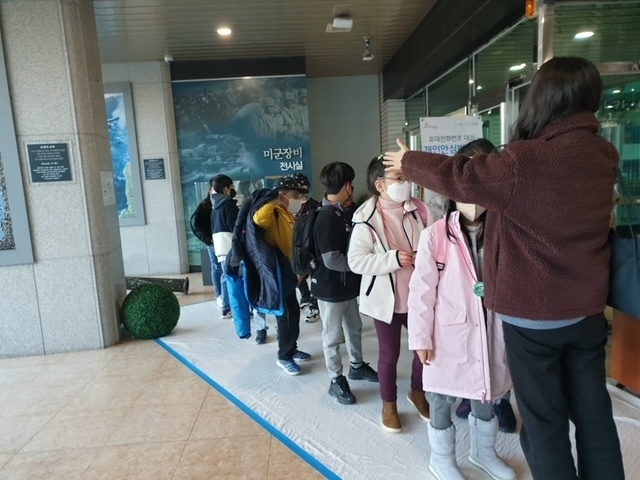 연천군 궁평초등학교 학생들이 자유수호박물관을 견학하기 위해 줄을 서고 있다. (사진=동두천시 제공)