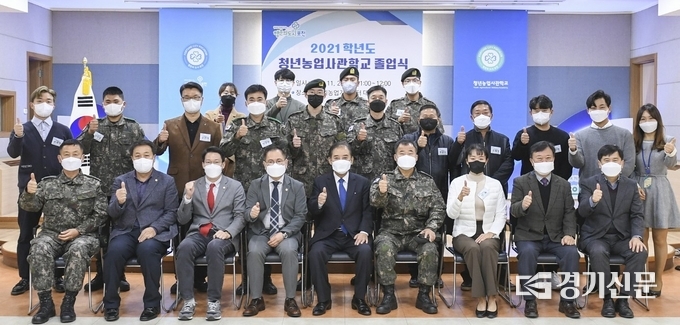 졸업식 참석자들이 기념촬영하고 있다. (사진=문석완 기자)