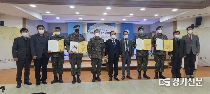 졸업장을 받은 교육생들이 내빈들과 함께 기념촬영하고 있다. (사진=문석완 기자)