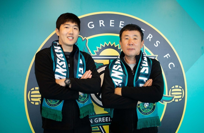 김정우(왼쪽), 임종헌 안산 코치. (사진=안산FC 제공)