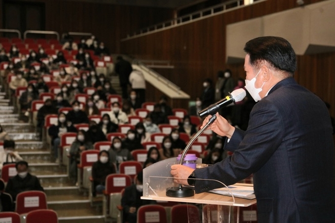 안양시가 내년도 교육사업 예산으로 442억원을 편성했다. 지난 29일 열린 교육사업 예산 설명회에서 최대호 시장이 참석 학부모들에게 설명하고 있다. (사진=안양시 제공)