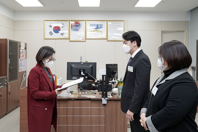 어르신 안심시설 추가 인증 시설 대표자에게 은수미 시장이 인증서를 교부하고 있다. (사진=성남시 제공)