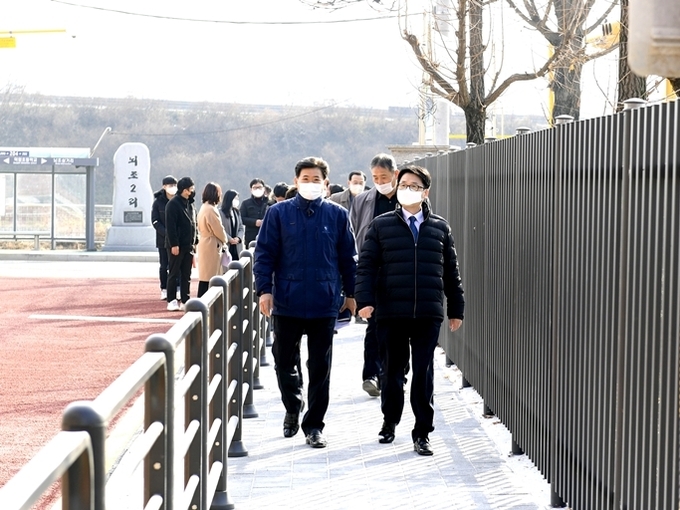 최종환 파주시장이 덕암초교 앞 보도 공사완료 현장을 확인하고 있다. (사진=파주시 제공)