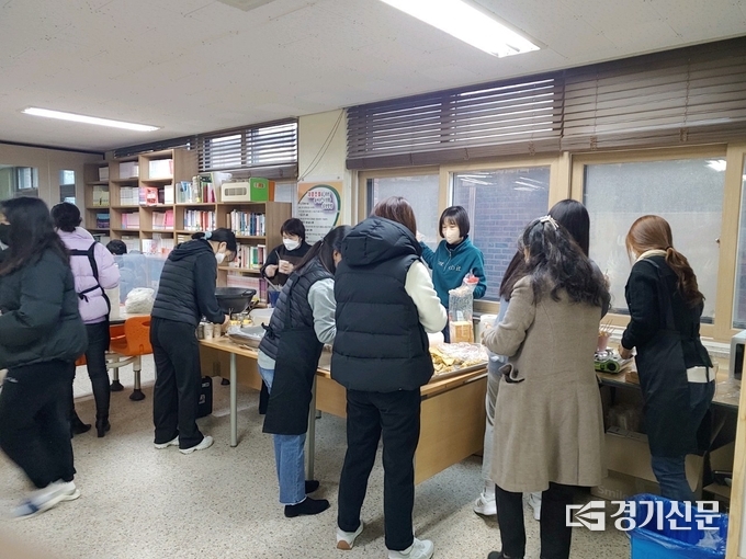 ‘아침 먹고 교실가기’를 위해 학부모들과 학생, 그리고 교사들이 음식을 준비하고 있다. (사진=포천일고 제공)