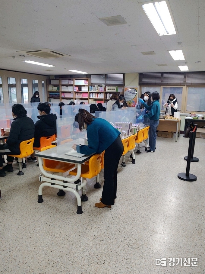 '함께 가게'에서 ‘아침 먹고 교실가기’가 진행되고 있다. (사진=포천일고 제공)