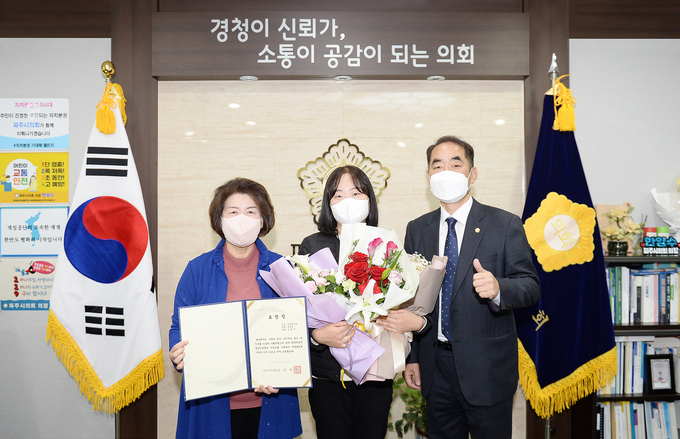 파주시의회는 11월 칭찬공무원으로 김효진 주문관(사진 가운데)을 선정하고 표창했다. (사진=파주시의회 제공)