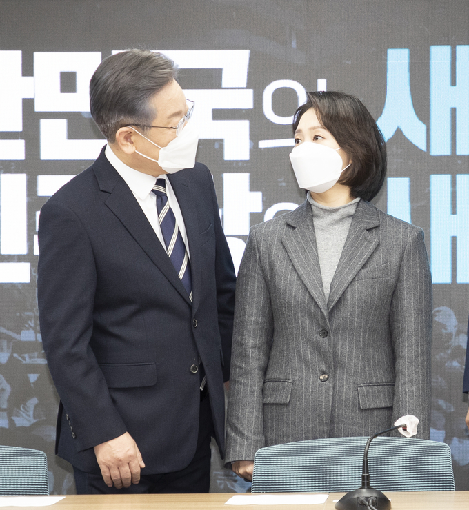 더불어민주당 이재명 대선후보(왼쪽)가 30일 서울 여의도 중앙당사 브리핑룸에서 열린 '이재명 캠프 공동상임선대위원장 인선 발표'에서 공동상임선대위원장으로 임명된 조동연 교수와 기념 촬영하고 있다. (사진=국회사진기자단/연합뉴스 제공)
