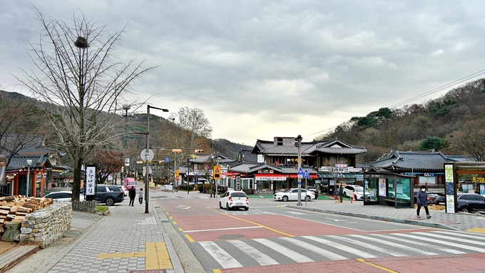 광주시가 남한산성면 내 음식점의 옥외영업 활성화를 적극 추진하기로 하고 옥외영업장 신고를 독려하고 있다. (사진=광주시 제공)