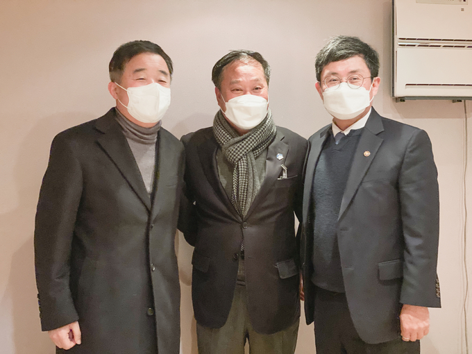 정동균 양평군수가 지난 29일 국회를 방문해 기획재정부 안도걸 제2차관과 강득구 의원을 만나 국비 예산 지원을 거듭 요청했다. (사진=양평군 제공)