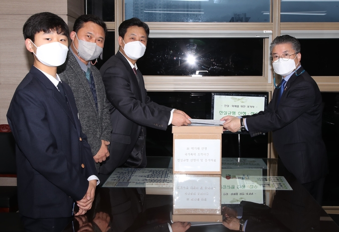 홍인성 구청장이 과거사 진실규명 신청서를 유족들로부터 전달받고 있다. ( 사진 = 중구 제공 )