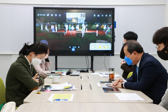 남양주시는 지난 29일 메타버스 플랫폼을 이용한 가상공간에서 직원 110여 명과 함께 ‘11월 직원 초대’행사를 마련했다. (사진=남양주시 제공)