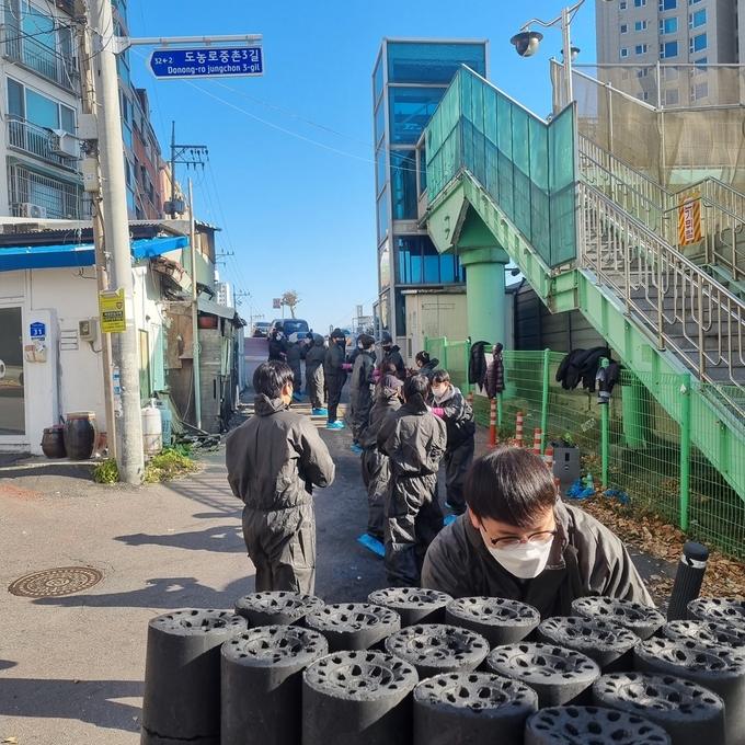 삼육대학교 연탄 나눔봉사대는 지난 28일 남양주시 진건읍, 퇴계원읍, 다산1동에서 사랑의 연탄 나눔 봉사활동을 진행했다.(사진=남양주시 제공)