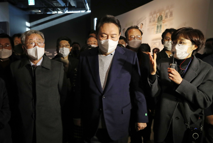 국민의힘 윤석열 대선 후보가 1일 오전 충남 천안시 독립기념관을 방문, '겨레의 함성관'에서 전시물을 살펴보고 있다. (사진=연합뉴스)