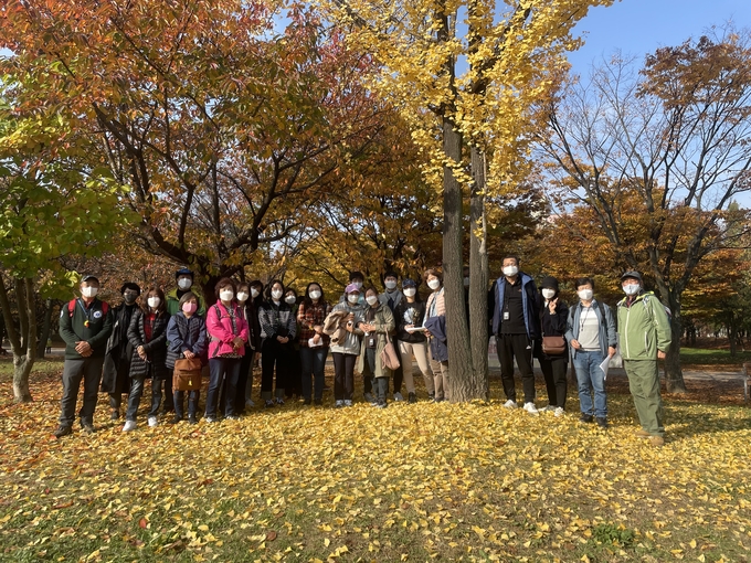 먼저 걸어보는 인천 탐방길 프로그램에 참여한 선생님들. ( 사진 = 인천교육청 제공 )