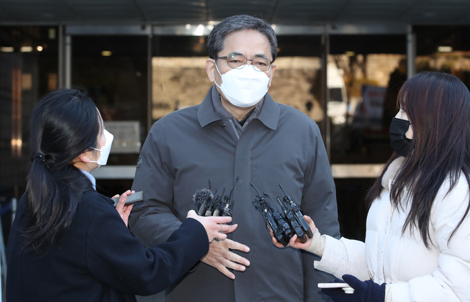  대장동 개발업자들에게 도움을 주고 아들을 통해 50억원의 금품을 받았다는 의혹이 제기된 곽상도 전 국민의힘 의원이 1일 오전 서울 서초구 서울중앙지법에서 열린 구속 전 피의자 심문(영장실질심사)에 출석한 뒤 법정을 나서며 취재진 질문에 답하고 있다. (사진=연합뉴스)