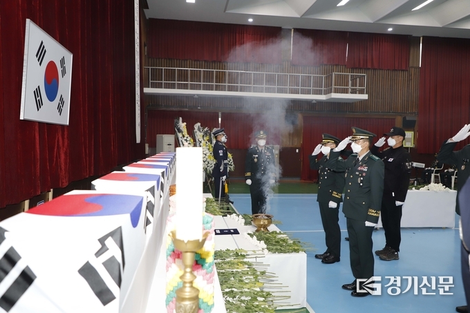 육군 6군단은 군단 사령부에서 6·25 전사자 발굴유해 합동 영결식이 열리고 있다. (사진=포천시 제공)