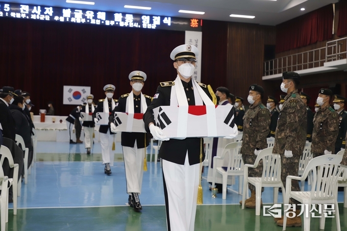 영결식을 마친 유해들이 태극기에 싸인 채 식장을 나가고 있다. (사진=포천시 제공)