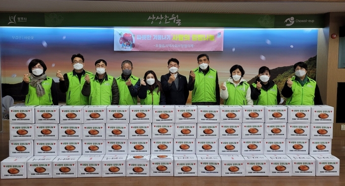 광주시 초월읍 지역사회보장협의체는 취약계층을 위해 김장김치를 구경서 초월읍장에게 전달하고 있다. (사진=광주시 제공)