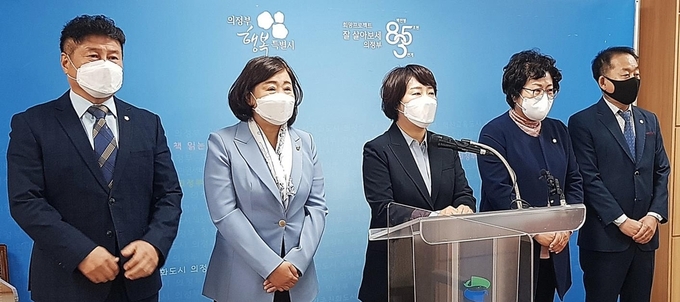 의정부시의회 민주당 소속 의원들이 기자회견을 하고 있다. (사진=의정부시의회 제공)