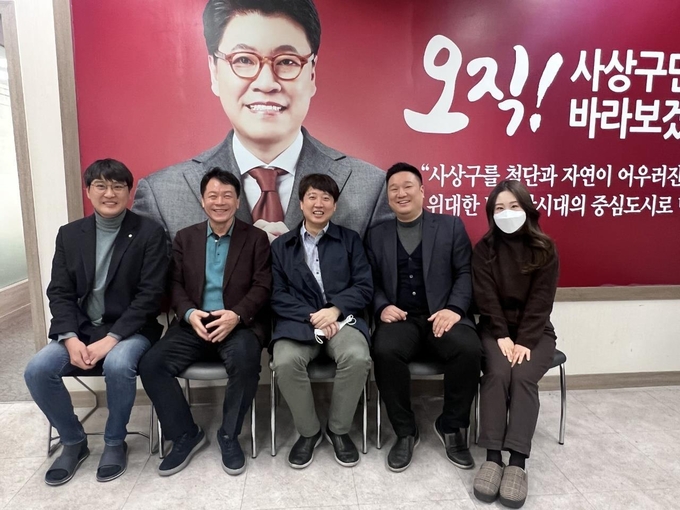 국민의힘 이준석 대표(왼쪽에서 세번째)가 1일 오전 장제원 의원 지역구인 부산 사상구 당원협의회 사무실을 방문해 당직자들과 사진 촬영을 하고 있다. (사진=이준석 대표 측 제공/연합뉴스)